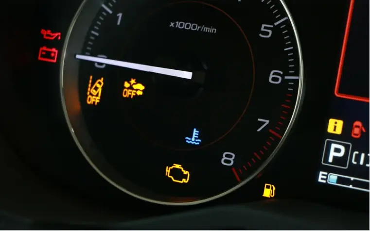 Wenn die gelbe Motorkontrollleuchte leuchtet und das Auto trotzdem fährt
